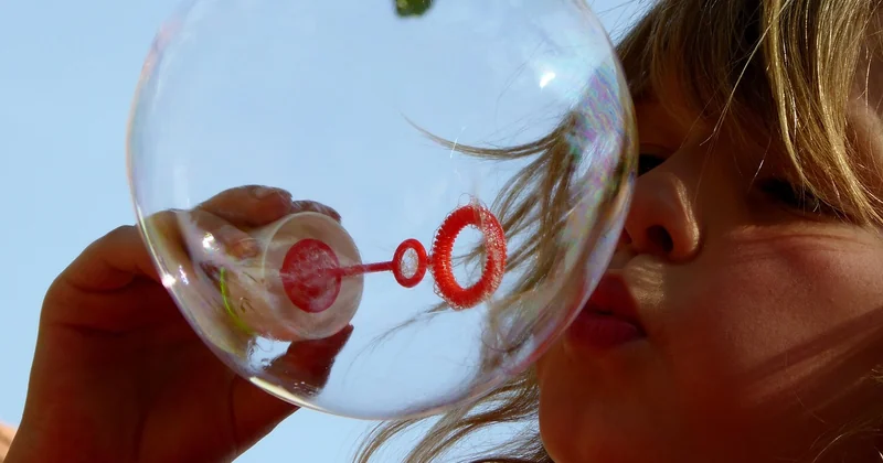 Adolescents et enfants en bas âge : des besoins opposés